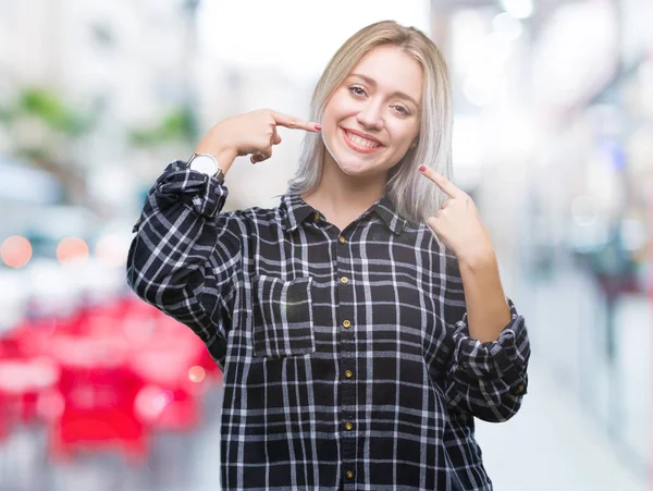 Mladá Blond Žena Izolované Pozadí Úsměvem Sebevědomá Ukazující Ukazující Prsty — Stock fotografie