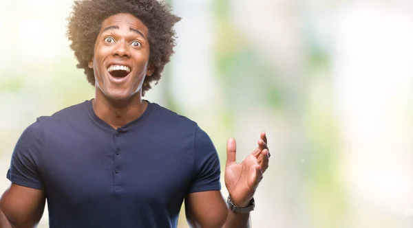 Afro Americký Muž Izolované Pozadí Slaví Mad Crazy Pro Úspěch — Stock fotografie