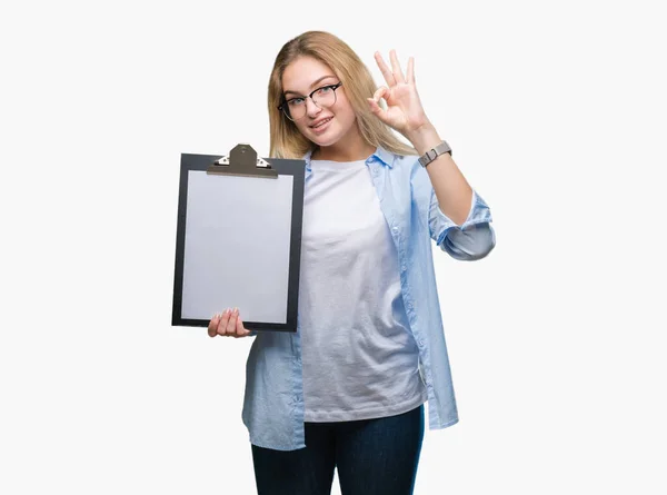 Jovem Mulher Negócios Caucasiana Segurando Prancheta Sobre Fundo Isolado Fazendo — Fotografia de Stock