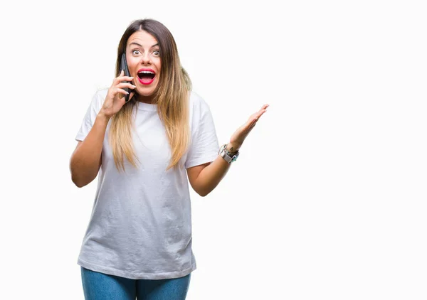 Joven Hermosa Mujer Hablando Llamando Usando Teléfono Inteligente Sobre Fondo —  Fotos de Stock