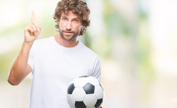 幸せそうな顔 ナンバーワンのアイデアや質問ポインティング指でびっくりの孤立した背景にサッカー サッカー ボールを保持しているハンサムなヒスパニック系男性モデル — ストック写真