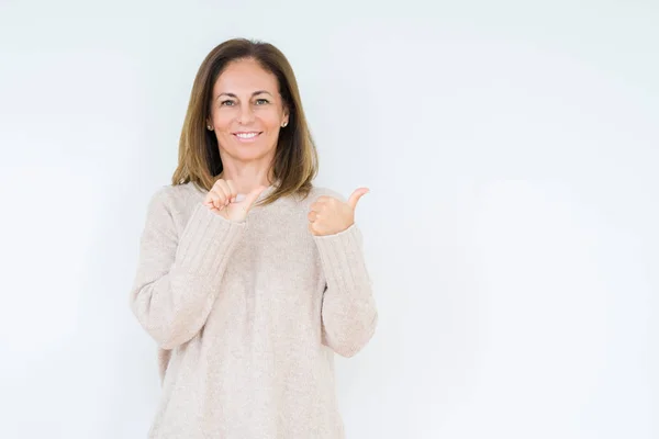 Hermosa Mujer Mediana Edad Sobre Fondo Aislado Señalando Hacia Atrás —  Fotos de Stock