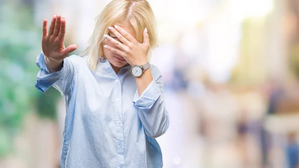 Het Dragen Van Bril Jonge Mooie Blonde Zakenvrouw Geïsoleerd Achtergrond — Stockfoto