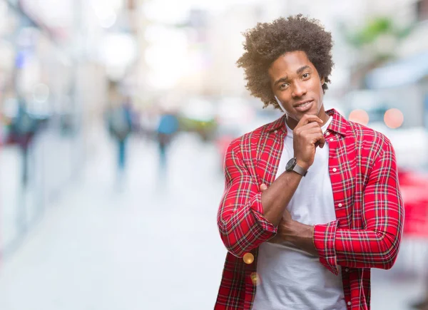 Hombre Afroamericano Sobre Fondo Aislado Mirando Confiado Cámara Con Sonrisa — Foto de Stock