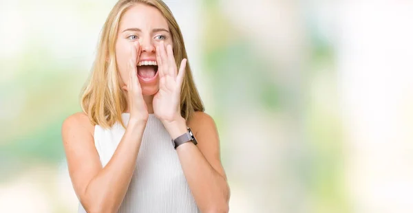 Hermosa Joven Elegante Mujer Sobre Fondo Aislado Gritando Enojado Voz — Foto de Stock