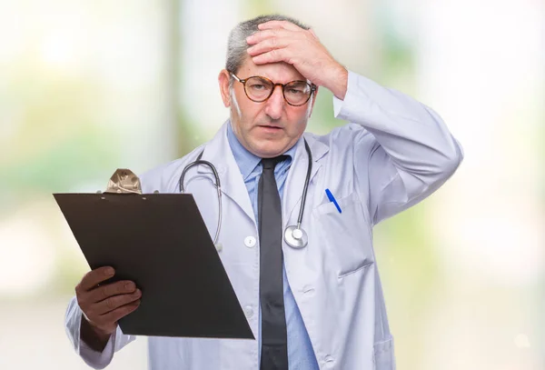 Stilig Senior Doktor Mannen Innehar Urklipp Över Isolerade Bakgrund Stressad — Stockfoto