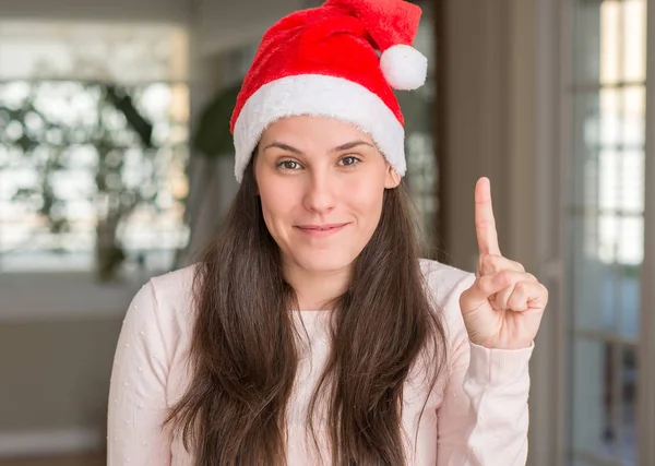Bella Giovane Donna Che Indossa Cappello Babbo Natale Casa Mostrando — Foto Stock