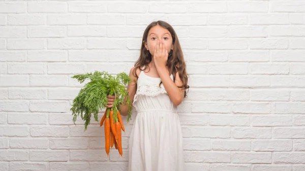 Jeune Enfant Hispanique Sur Mur Briques Blanches Tenant Des Carottes — Photo