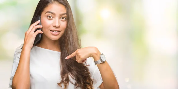 Joven Mujer Árabe Hermosa Hablando Por Teléfono Sobre Fondo Aislado —  Fotos de Stock