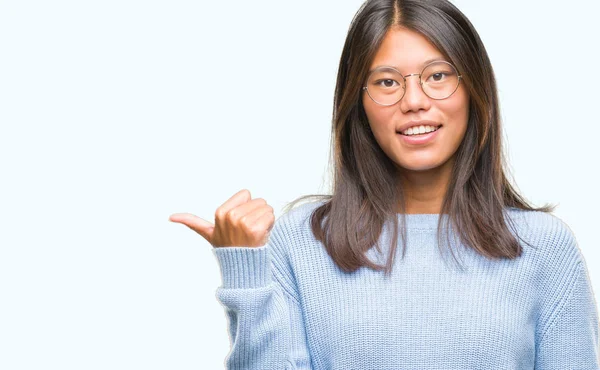 Mulher Chinesa Jovem Sobre Parede Tijolo Olhando Através Lupa Com fotos,  imagens de © Krakenimages.com #208385648