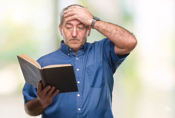 Guapo Profesor Senior Hombre Leyendo Libro Sobre Fondo Aislado Estresado — Foto de Stock