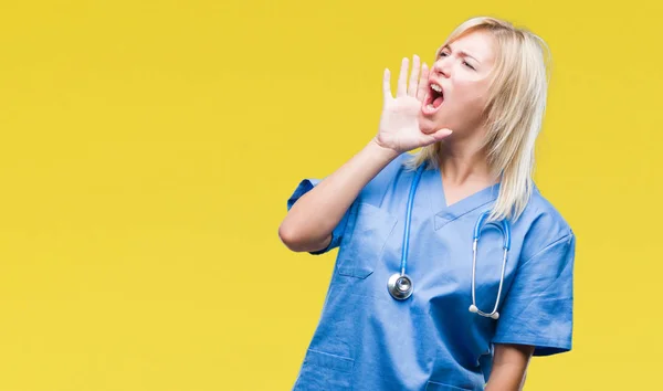 Mladá Krásná Blondýna Doktor Žena Nosí Uniformu Zdravotní Izolované Pozadí — Stock fotografie