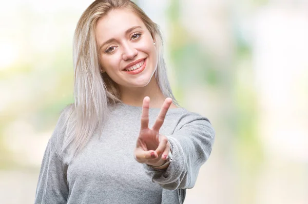 Mujer Rubia Joven Sobre Fondo Aislado Sonriendo Con Cara Feliz —  Fotos de Stock