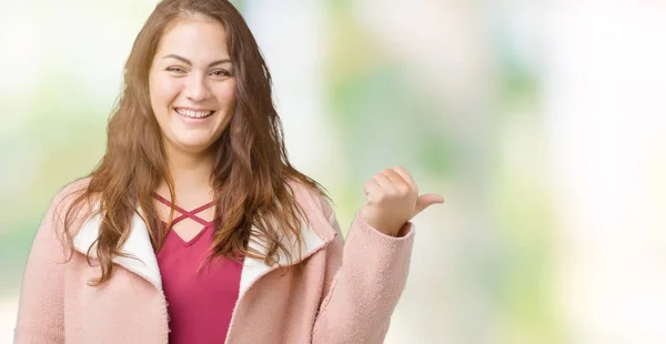 Mulher Bonita Size Usando Casaco Inverno Sobre Fundo Isolado Sorrindo — Fotografia de Stock