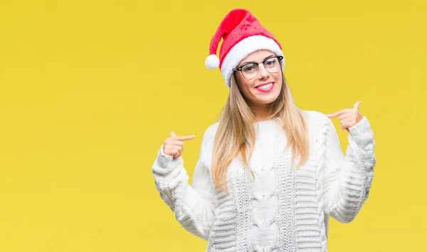 Молодая Красивая Женщина Рождественской Шляпе Изолированном Фоне Выглядит Уверенно Улыбкой — стоковое фото