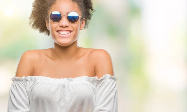 아프리카 여자에 선글라스를 얼굴을 무기는 카메라 긍정적인 — 스톡 사진