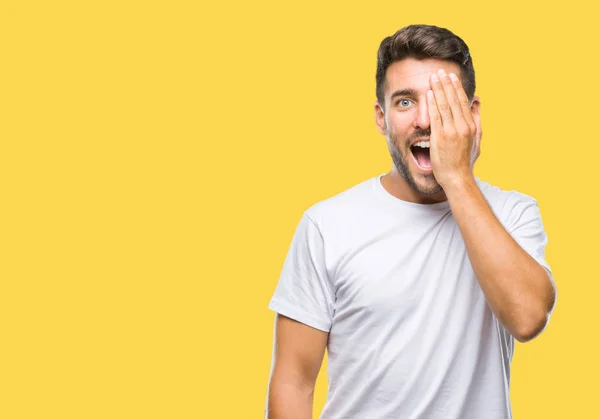 Joven Hombre Guapo Sobre Fondo Aislado Cubriendo Ojo Con Mano —  Fotos de Stock