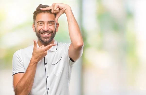 Uomo Ispanico Adulto Sfondo Isolato Sorridente Facendo Cornice Con Mani — Foto Stock