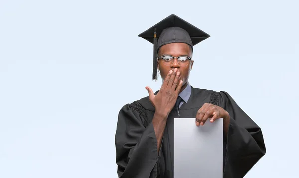 Młody Absolwent African American Man Trzymając Papier Blank Stopnia Białym — Zdjęcie stockowe