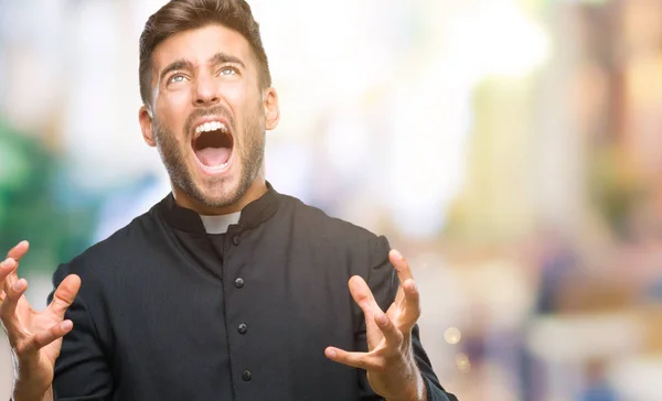 Jovem Padre Católico Cristão Homem Sobre Fundo Isolado Louco Louco — Fotografia de Stock