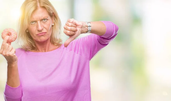 Medelålders Blond Kvinna Äta Rosa Donut Över Isolerade Bakgrund Med — Stockfoto