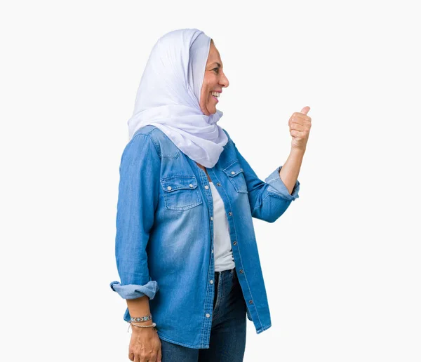 Medelåldern Östra Arabisk Kvinna Som Bär Arabiska Hijab Över Isolerade — Stockfoto