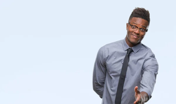 笑顔挨拶と歓迎フレンドリーな提供握手分離の背景に若いアフリカ系アメリカ人ビジネスマンビジネスの成功 — ストック写真