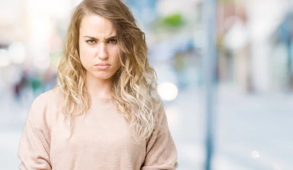 Vacker Ung Blond Kvinna Bär Sweatershirt Över Isolerade Bakgrund Skeptiker — Stockfoto