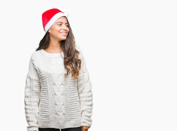 Mujer Árabe Joven Con Sombrero Navidad Sobre Fondo Aislado Mirando —  Fotos de Stock