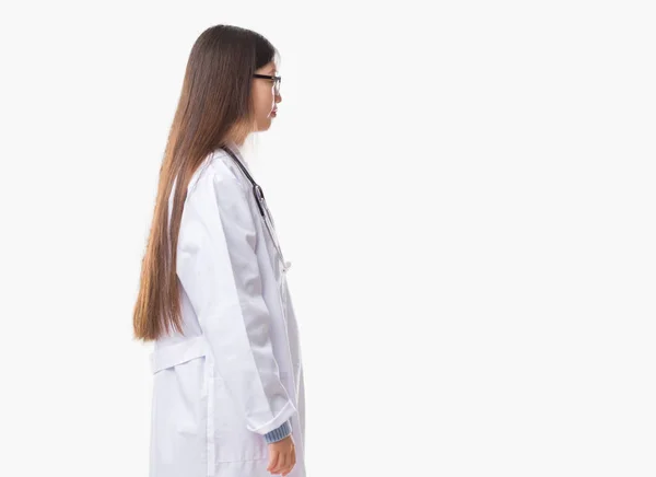 Молода Китайська Робоче Місце Лікаря Жінка Над Ізольованих Фону Дивлячись — стокове фото