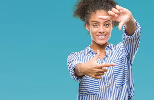 Jovem Afro Americana Sobre Fundo Isolado Sorrindo Fazendo Moldura Com — Fotografia de Stock