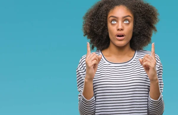 Jovem Afro Americana Sobre Fundo Isolado Espantado Surpreso Olhando Para — Fotografia de Stock