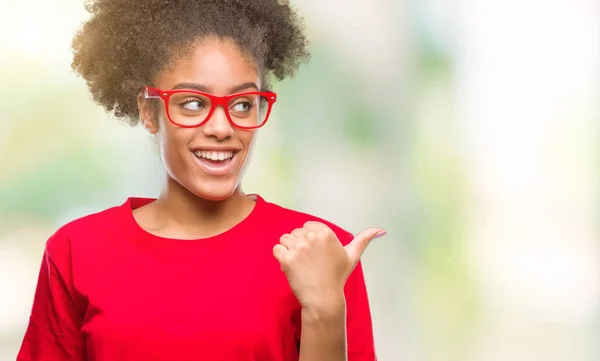 Joven Mujer Afroamericana Con Gafas Sobre Fondo Aislado Sonriendo Con —  Fotos de Stock