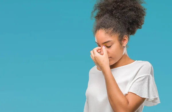 年轻的美国黑人妇女在隔绝的背景疲倦的摩擦鼻子和眼睛感觉疲乏和头疼 压力和挫折概念 — 图库照片