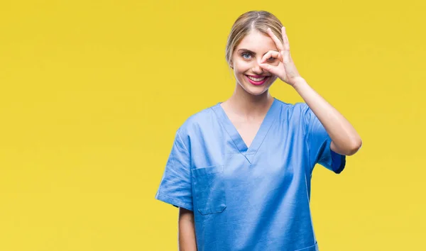Młoda Piękna Blondynka Lekarz Chirurg Pielęgniarka Kobieta Białym Tle Robi — Zdjęcie stockowe