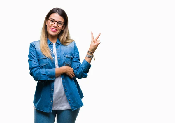 Joven Hermosa Mujer Con Gafas Sobre Fondo Aislado Sonriendo Con — Foto de Stock