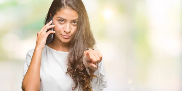 Mladá Krásná Arabská Žena Mluví Telefonu Samostatný Pozadí Ukazuje Prstem — Stock fotografie