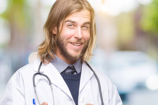 Jonge Knappe Dokter Man Met Lange Haren Geïsoleerde Achtergrond Wijzen — Stockfoto