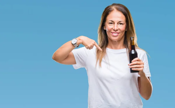 Μέση Ηλικία Ισπανόφωνος Γυναίκα Πίνοντας Μπύρα Πέρα Από Απομονωμένο Υπόβαθρο — Φωτογραφία Αρχείου