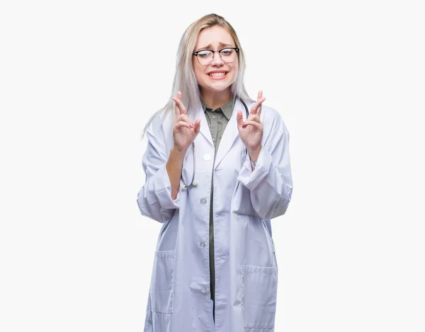 Young Blonde Doctor Woman Isolated Background Smiling Crossing Fingers Hope — Stock Photo, Image