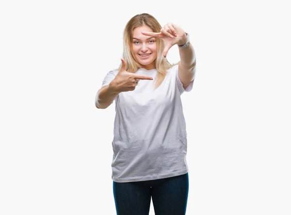 Mujer Joven Caucásica Sobre Fondo Aislado Sonriendo Haciendo Marco Con — Foto de Stock