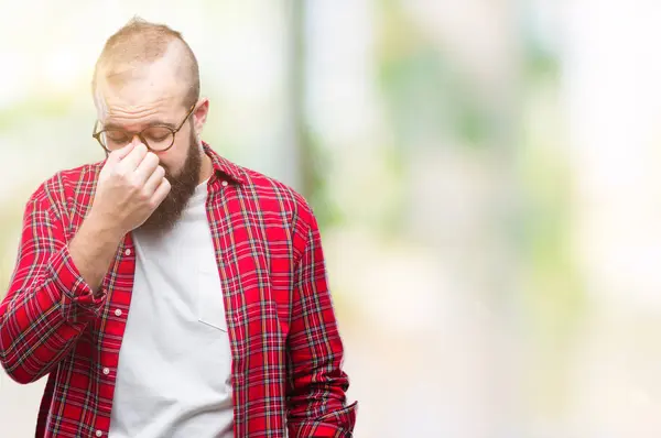 Giovane Uomo Hipster Caucasico Indossa Occhiali Sfondo Isolato Stanco Sfregamento — Foto Stock