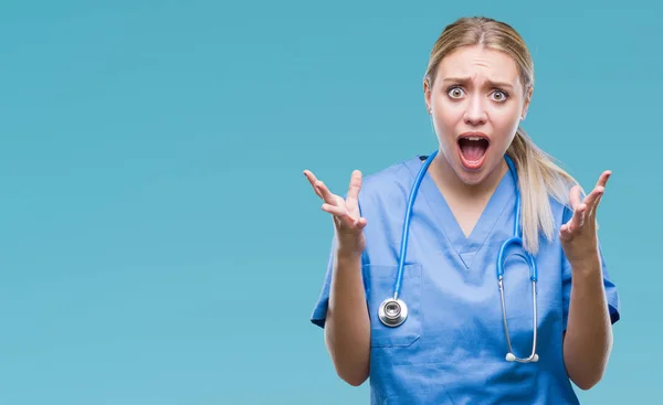 Genç Sarışın Cerrah Doktor Kadın Deli Kutluyor Arka Plan Izole — Stok fotoğraf