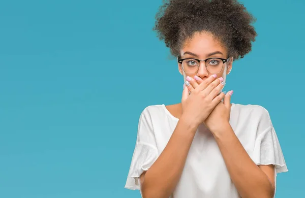 Junge Afroamerikanerin Mit Brille Über Isoliertem Hintergrund Schockiert Mund Mit — Stockfoto