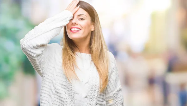 Junge Schöne Frau Lässiger Weißer Pullover Über Isoliertem Hintergrund Überrascht — Stockfoto