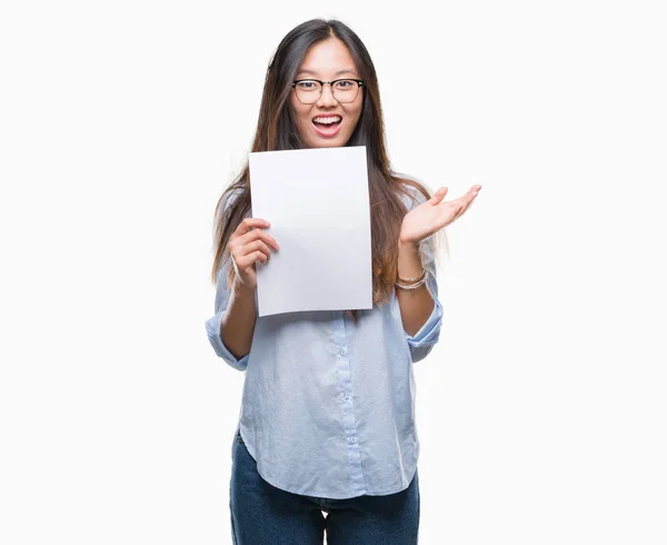 Ung Asiatisk Kvinna Hålla Blankt Papper Över Isolerade Bakgrund Mycket — Stockfoto