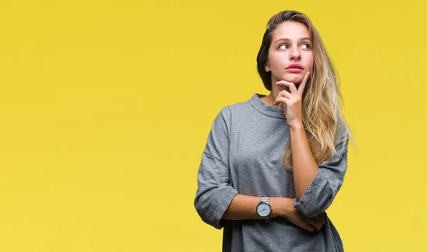 Jovem Bela Mulher Loira Sobre Fundo Isolado Com Mão Queixo — Fotografia de Stock