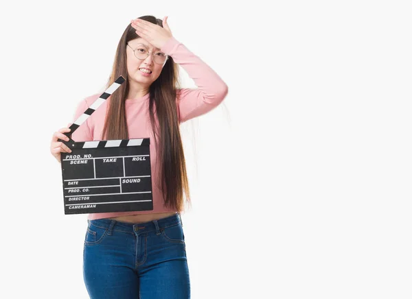 Giovane Donna Cinese Sfondo Isolato Tenendo Applauso Sottolineato Con Mano — Foto Stock