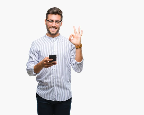 年轻英俊的人发短信使用智能手机在孤立的背景做 符号与手指 优秀的符号 — 图库照片