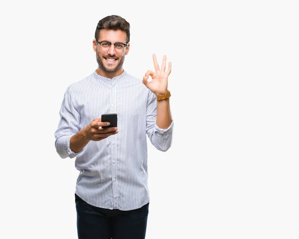 Giovane Uomo Bello Sms Utilizzando Smartphone Sfondo Isolato Facendo Segno — Foto Stock